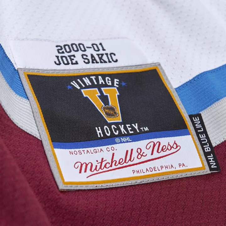 Joe Sakic #19 Colorado Avalanche 2000-01 Mitchell & Ness NHL Jersey view 3