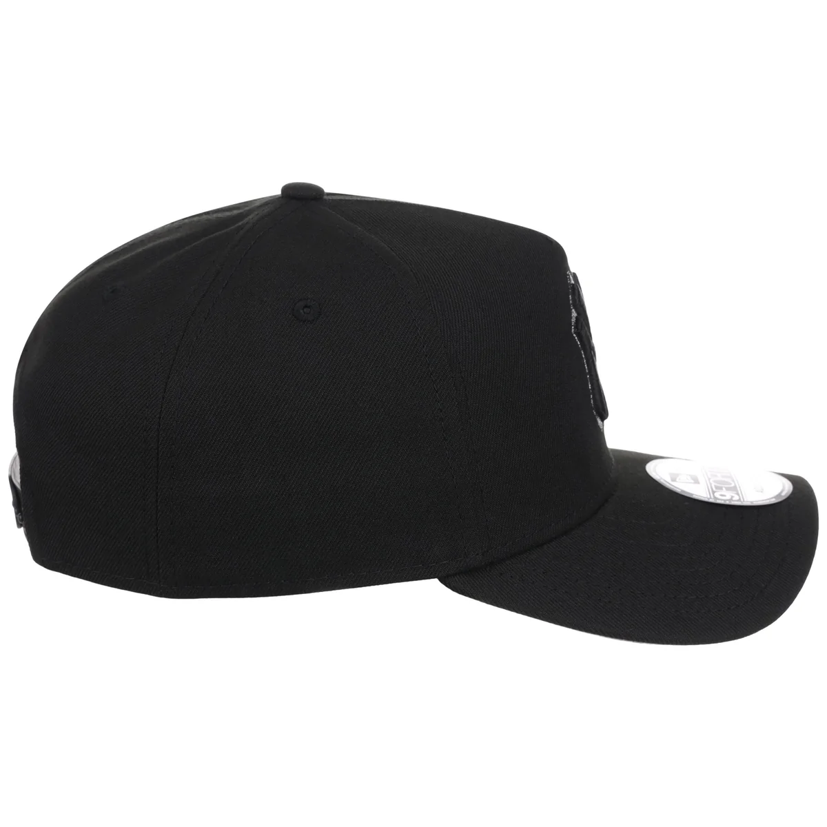 New York Yankees MLB Black x Pewter FASHION CORE New Era 9FORTY A-Frame detail view