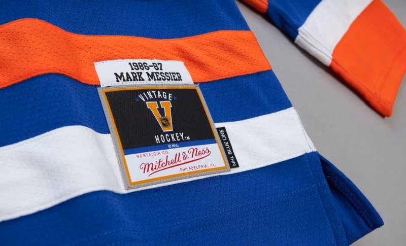 Mark Messier #11 Edmonton Oilers 1986-87 Mitchell & Ness NHL Jersey view 3