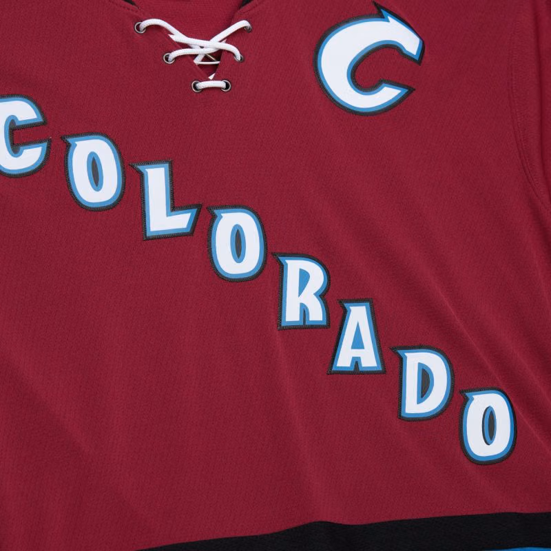 Joe Sakic #19 Colorado Avalanche 2001-02 Mitchell & Ness NHL Jersey Maroon view 4