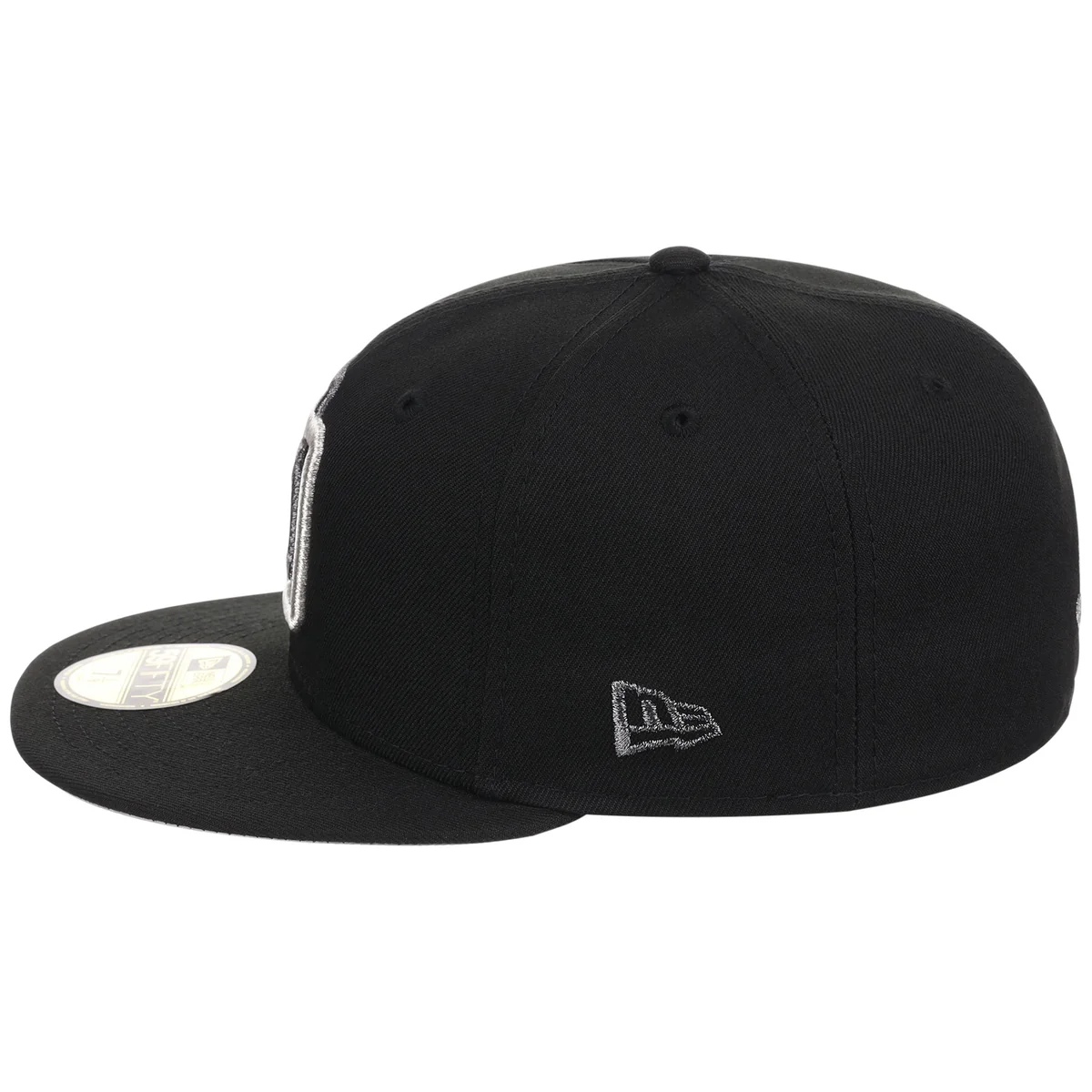 Crown the Country: Dominican Republic New Era 59FIFTY Liquid Titanium detail view