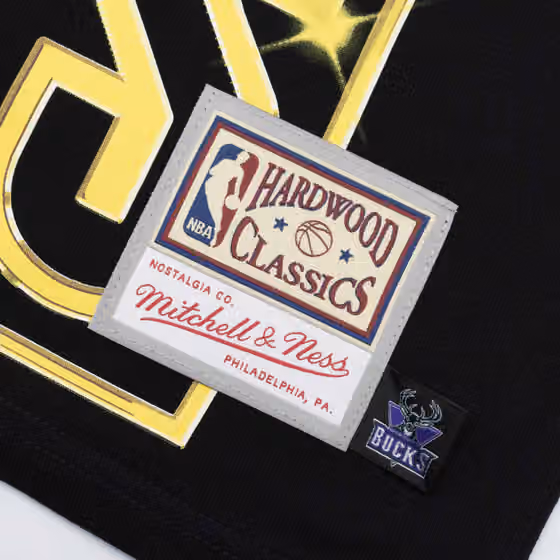 Milwaukee Bucks Big Face 4.0 Heavyweight Mitchell & Ness NBA T-Shirt Black view 3