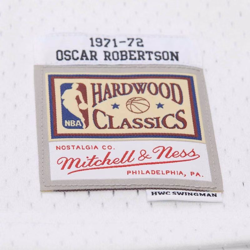 Oscar Robertson #1 Milwaukee Bucks 1971 Swingman NBA Jersey White view 3