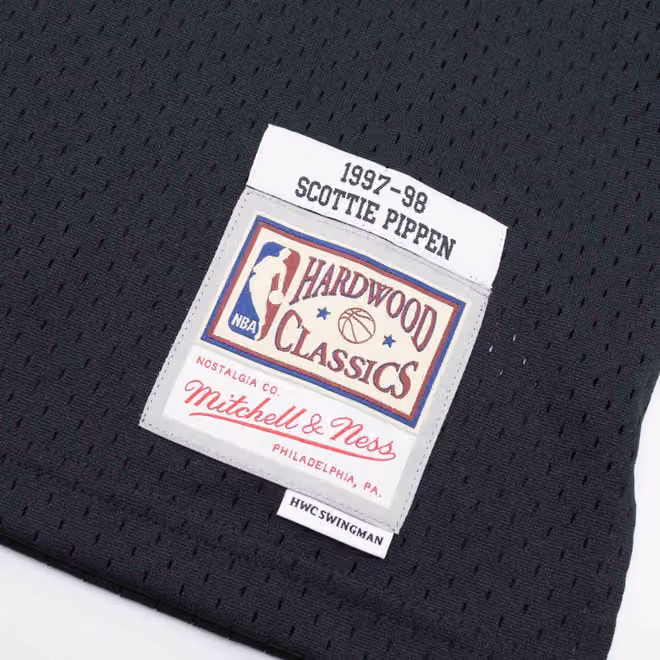 Scottie Pippen #33 Chicago Bulls Black Mitchell & Ness Swingman NBA Jersey view 3