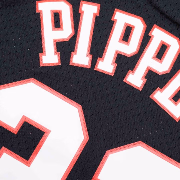Scottie Pippen #33 Chicago Bulls Black Mitchell & Ness Swingman NBA Jersey view 4