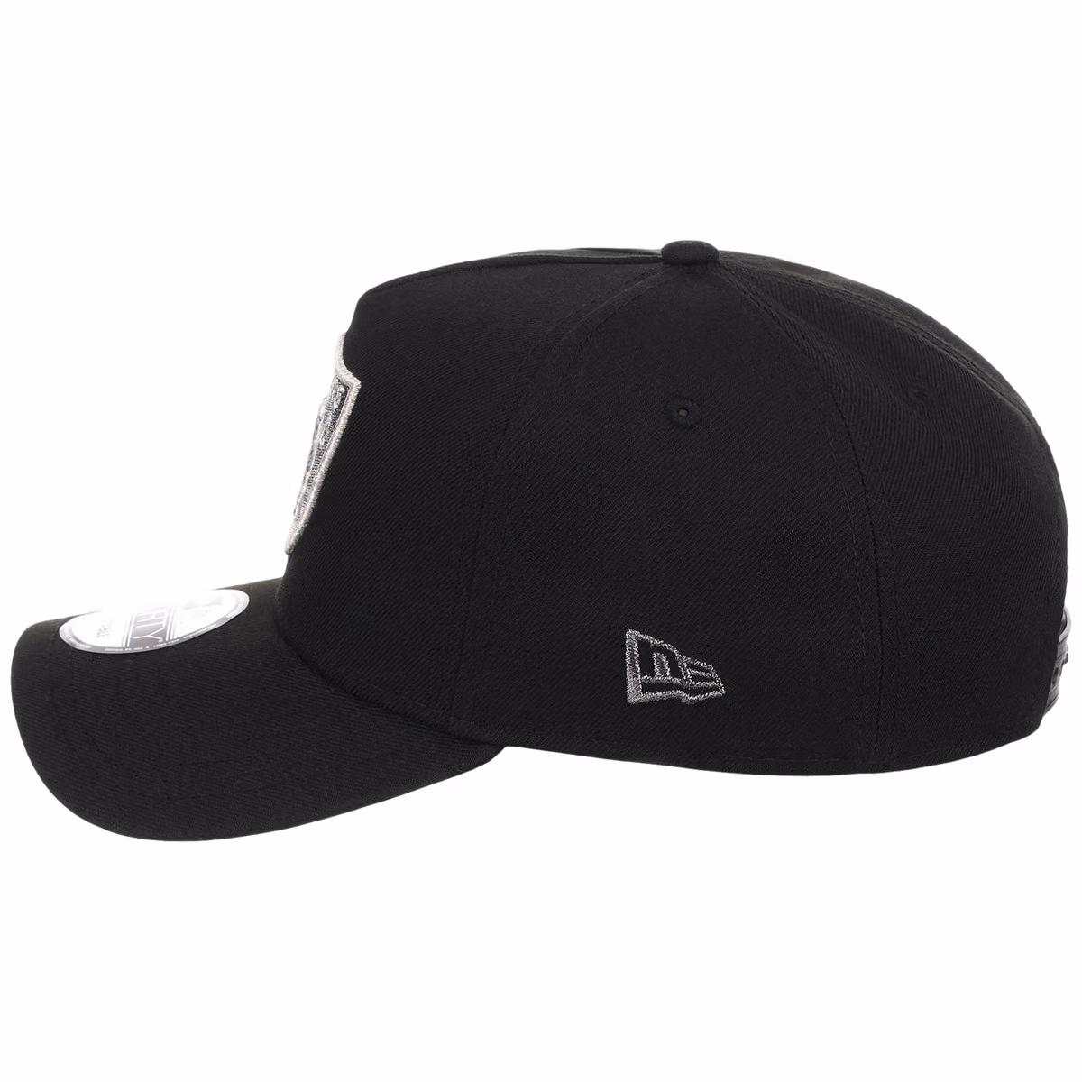 Las Vegas Raiders NFL Liquid Titanium New Era 9FORTY detail view