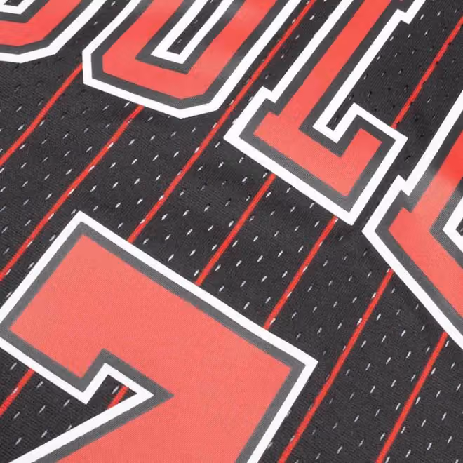 Toni Kukoc #7 Chicago Bulls 1995-96 Mitchell & Ness Swingman NBA Jersey Pinstripe view 4