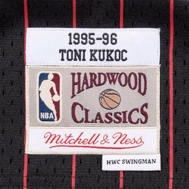 Toni Kukoc #7 Chicago Bulls 1995-96 Mitchell & Ness Swingman NBA Jersey Pinstripe view 3