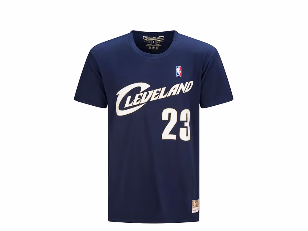 Mitchell & Ness Cleveland Cavaliers - Lebron James Name & Number T-Shirt front