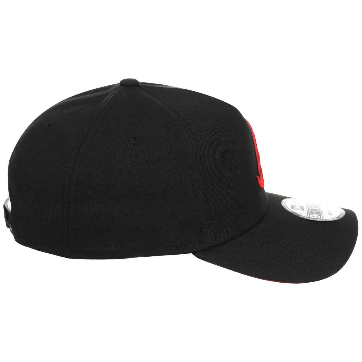 Atlanta Braves MLB Black x Red FASHION CORE New Era 9FORTY A-Frame detail view