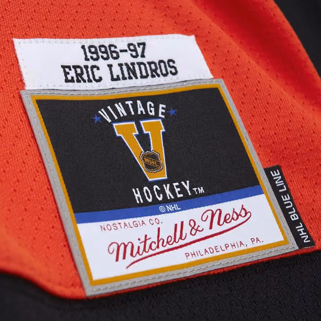 Eric Lindros #88 Philadelphia Flyers 1996-97 Mitchell & Ness NHL Jersey view 3