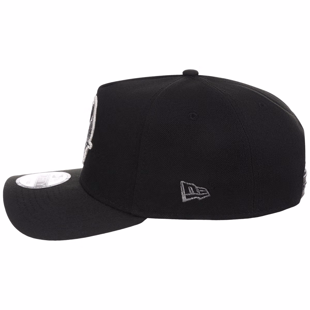 Tampa Bay Buccaneers NFL Liquid Titanium New Era 9FORTY detail view