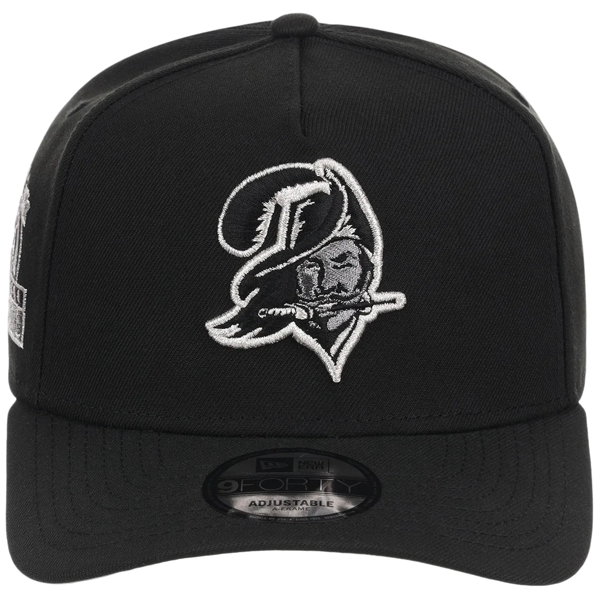 Tampa Bay Buccaneers NFL Liquid Titanium New Era 9FORTY detail view