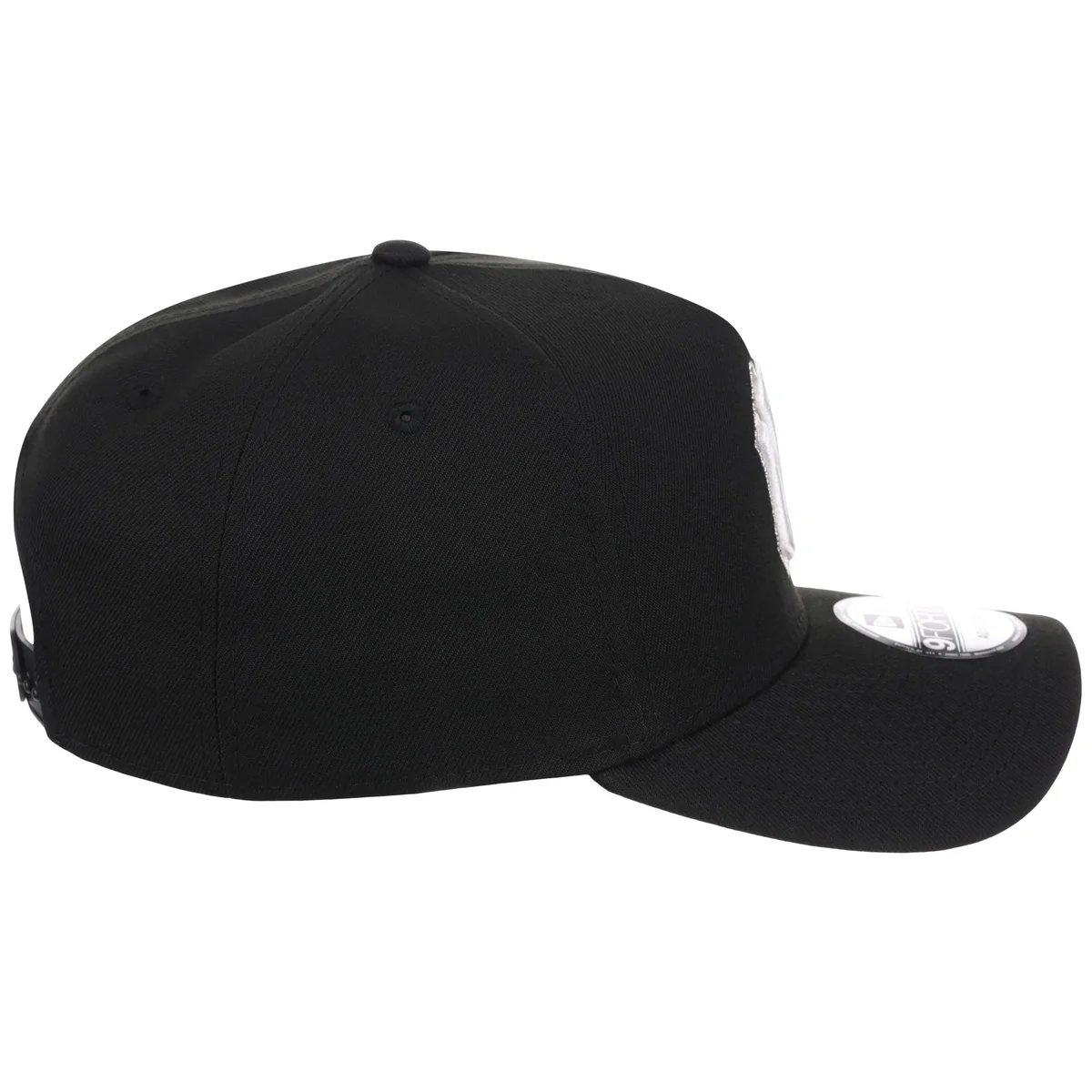 New York Yankees MLB Black x White FASHION CORE New Era 9FORTY A-Frame detail view