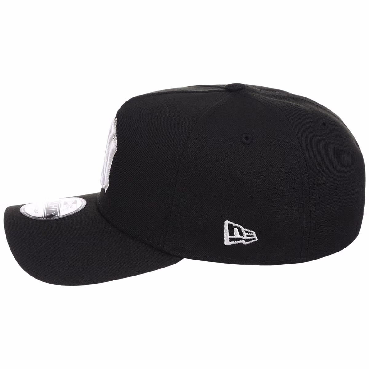 New York Yankees MLB Black x White FASHION CORE New Era 9FORTY A-Frame detail view
